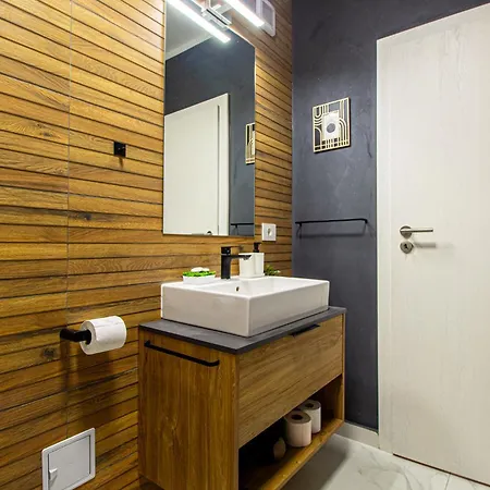 Mohost Blue - Sophisticated Retreat With Views Appartement